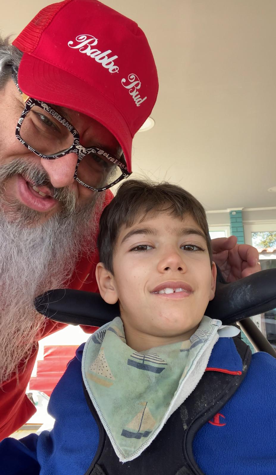 BabboBud con un bambino in sedia